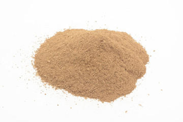 Canela molida sobre fondo blanco