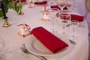 close up table decor for wedding ceremony, table setting, flowers, red and white decor