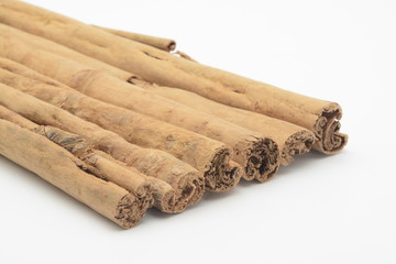 Canela en rama sobre fondo blanco