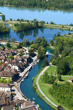 Une vue a&eacute;rienne de Chanaz et du  canal de Savi&egrave;res