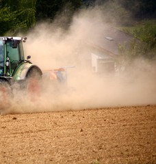 feld  pflügen   staub  dürre