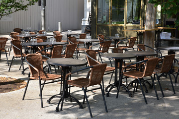 Tables et chaises de bar en été en terrasse