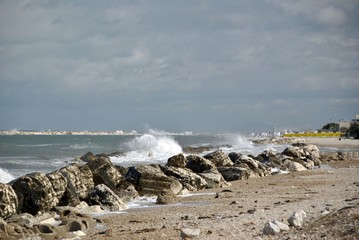 Fototapeta na wymiar windy day at sea with big waves against rocks