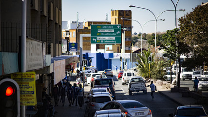 Fototapeta premium Widok na miasto z samochodami, ulicą, ludźmi, Johannesburgiem, RPA