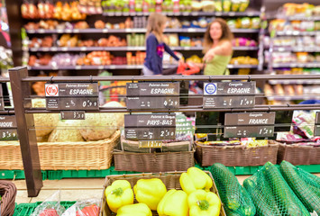 clientes dans une grande surface aux rayons alimentaires
