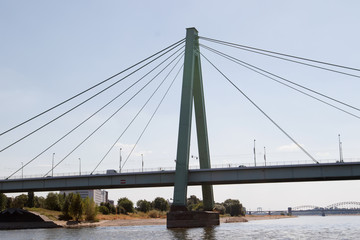 nahansicht der severinsbrücke am rhein in Köln Deutschland fotografiert während einer Sighteeing Bootstour auf dem Rhein mit einem Weitwinkelobjektiv