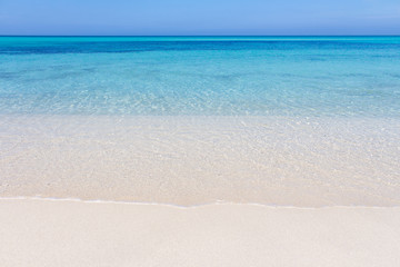 Fototapeta na wymiar Blaues Meer mit Strand