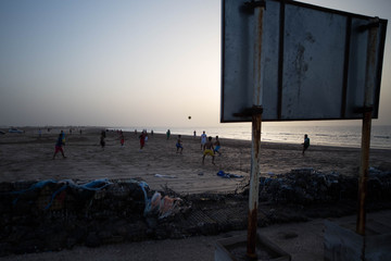 Fußballspiel am Strand vom Golf von Oman