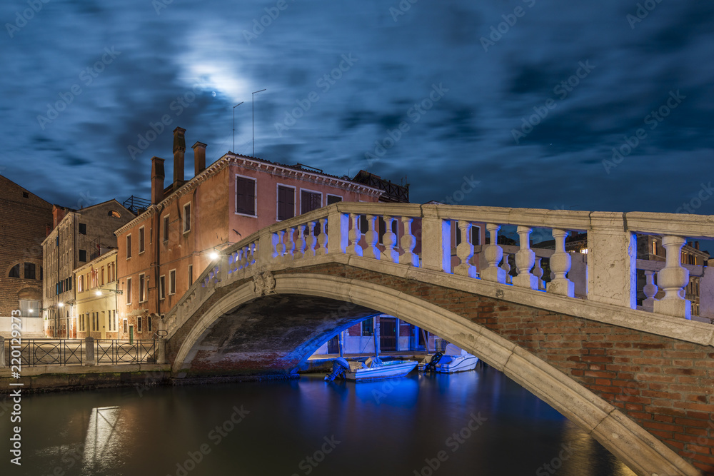 Wall mural Venice cityscape by night