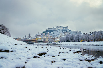 Fototapeta na wymiar Altstadt von Salzburg, Festung Hohensalzburg und Salzach im Winter 