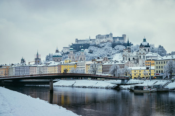Fototapeta na wymiar Altstadt von Salzburg, Festung Hohensalzburg und Salzach im Winter 