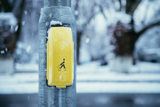 Querungshilfe eines Fu&szlig;g&auml;ngerweges f&uuml;r Sehbehinderte im Winter, Stra&szlig;engl&auml;tte