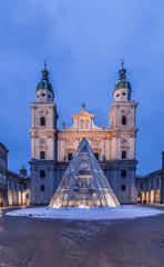 Fototapeta premium Salzburger Dom, Winter und Schnee, blaue Stunde