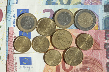 Euro-Banknoten und Euro-Münzen