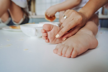 Obraz na płótnie Canvas the legs of a small child in the flour