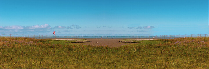 Fototapeta na wymiar Panoramablick auf den Nationalpark Wattenmeer in Friesland, Niedersachsen am Jadebusen