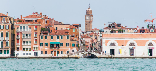 Fototapeta na wymiar Batiments et berges de Venise depuis le grand canal