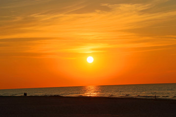 Fototapeta Zachód słońca na piaszczystej plaży obraz