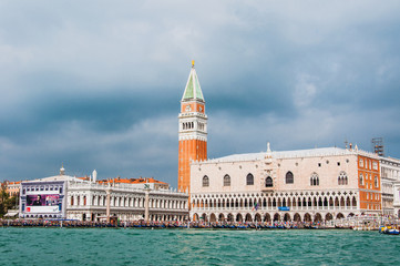 La basilique, le campanile et le palais des Doges sur la place Saint-Marc à Venise