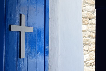croix blanche sur porte bleue