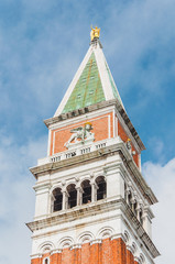 Vue en contre-plongée du campanile de la place Saint-Marc à Venise