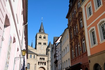 Fototapeta na wymiar Street to Trier Cathedral in Trier, Germany