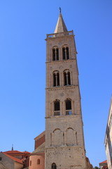 Fototapeta na wymiar Chorwacja, Zadar - zabytkowa wieża dzwonnicy Katedry św. Anastazji wybudowana pomiędzy XV a XIX wiekiem.