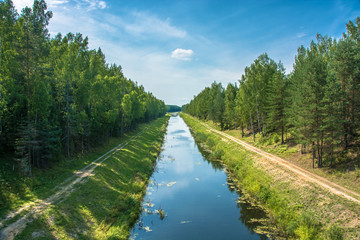 Volga-Uvod-kanaal op een zonnige zomerdag, regio Ivanovo, Rusland.
