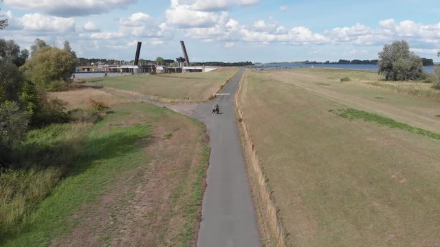 Flug &uuml;ber den Deich des Huntesperrwerks Richtung M&uuml;ndung der Hunte in die Weser