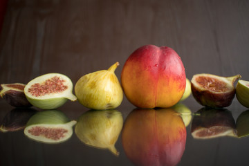 fresh organic figs and a peach on a black bakgrand