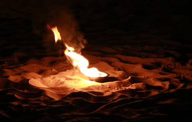 Płomienie ogniska na plaży w nocy