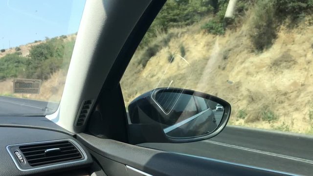 Otobanda giden otomobil, sağ &ouml;n ve yan camdan bakış.