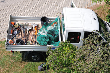gardening tools on back of a pickup © Carmen Hauser