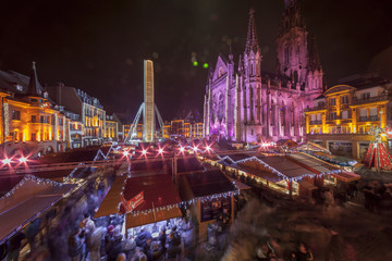 Vue sur le march&eacute; de No&euml;l depuis les marches du Mus&eacute;e Historique de Mulhouse 