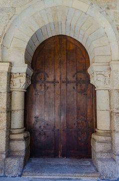 Puerta de madera con arco de herradura
