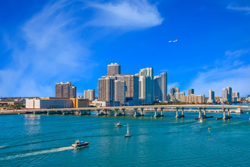 Obraz premium Łodzie i samolot w Biscayne Bay