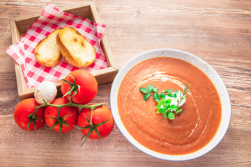 Tomatensuppe im Teller