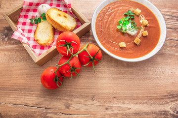 Toskanische Tomatensuppe und Baguette