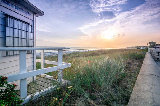 Sonnenaufgang Ostsee Strand Blick zu den D&uuml;nen