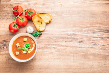 Tomatensuppe auf Holztisch