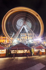 Grande roue en mouvement au marché de Noël de Mulhouse