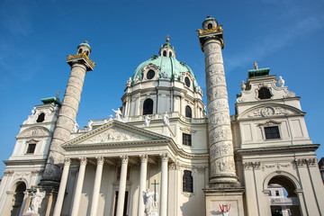 Karlskirche in Wien im Abendlicht