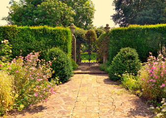 A beautifuly landscaped garden in the Cotswolds region of England