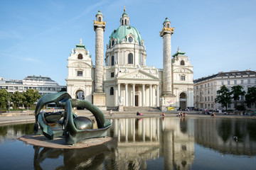 Karlskirche in Wien im Abendlicht