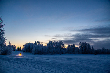 Motoneige qui avance dans la nuit permanente en laponie