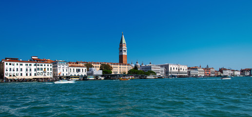 Fototapeta na wymiar Venice. glimpse of the bell tower of the Basilica of San Marco from the Venetian lauga on the Grand Canal