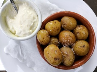 Papas arrugadas, lang gekochte Kartoffeln mit Salz, spanische Tapas