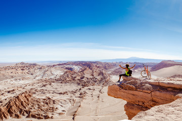 Homme Voyageur vélo désert Atacama Chili Vallé de la lune ( Valle de la Luna )