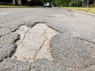 Großes Schlagloch in Wohnstraße, Ausbesserung