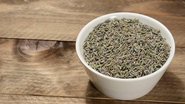 Lavanda seca en un bol de cer&aacute;mica blanca